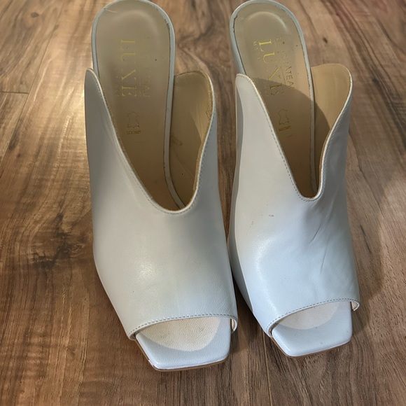 Le Chateau White Peep Toe Heels - Picture 2 of 3